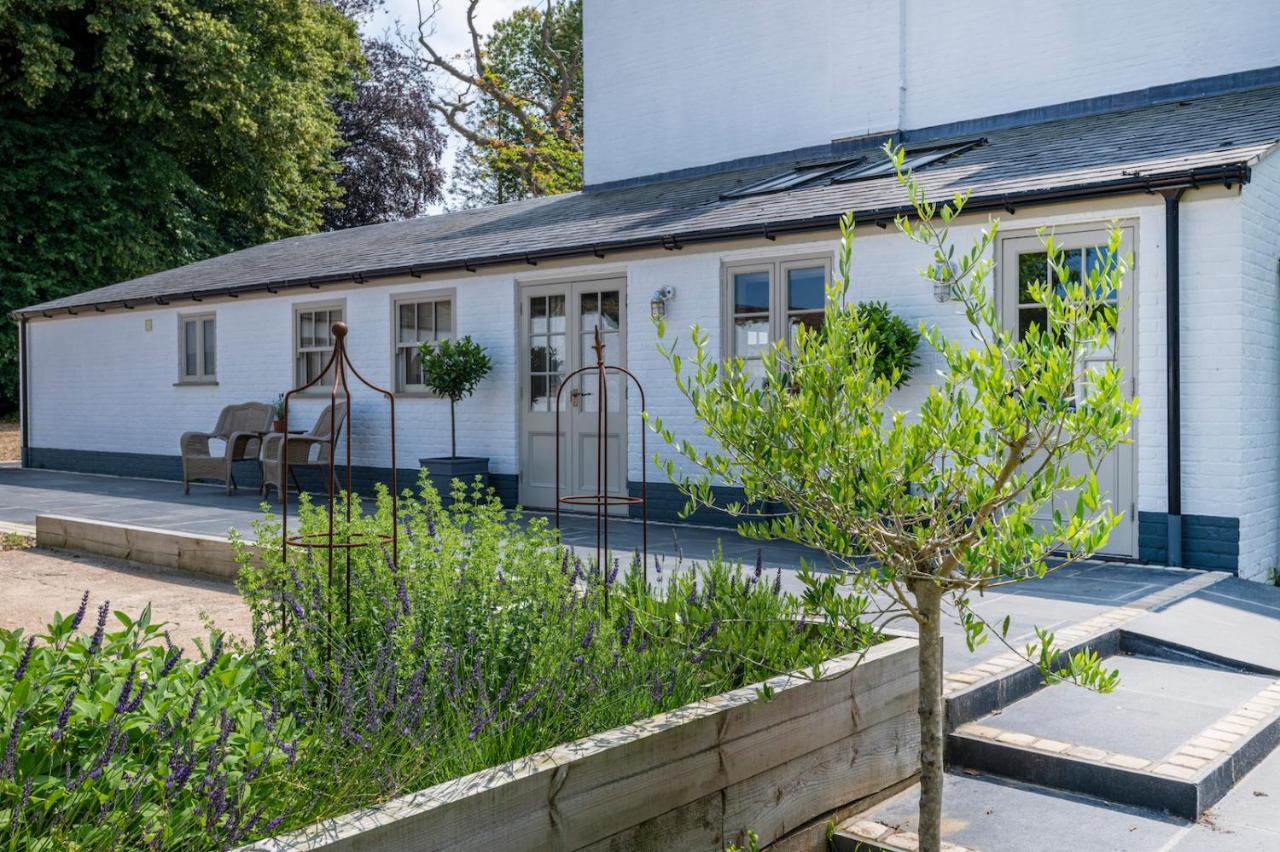 The Shepherds Huts & The Well Lodge At Ormesby Manor Ormesby Saint Michael Exterior foto