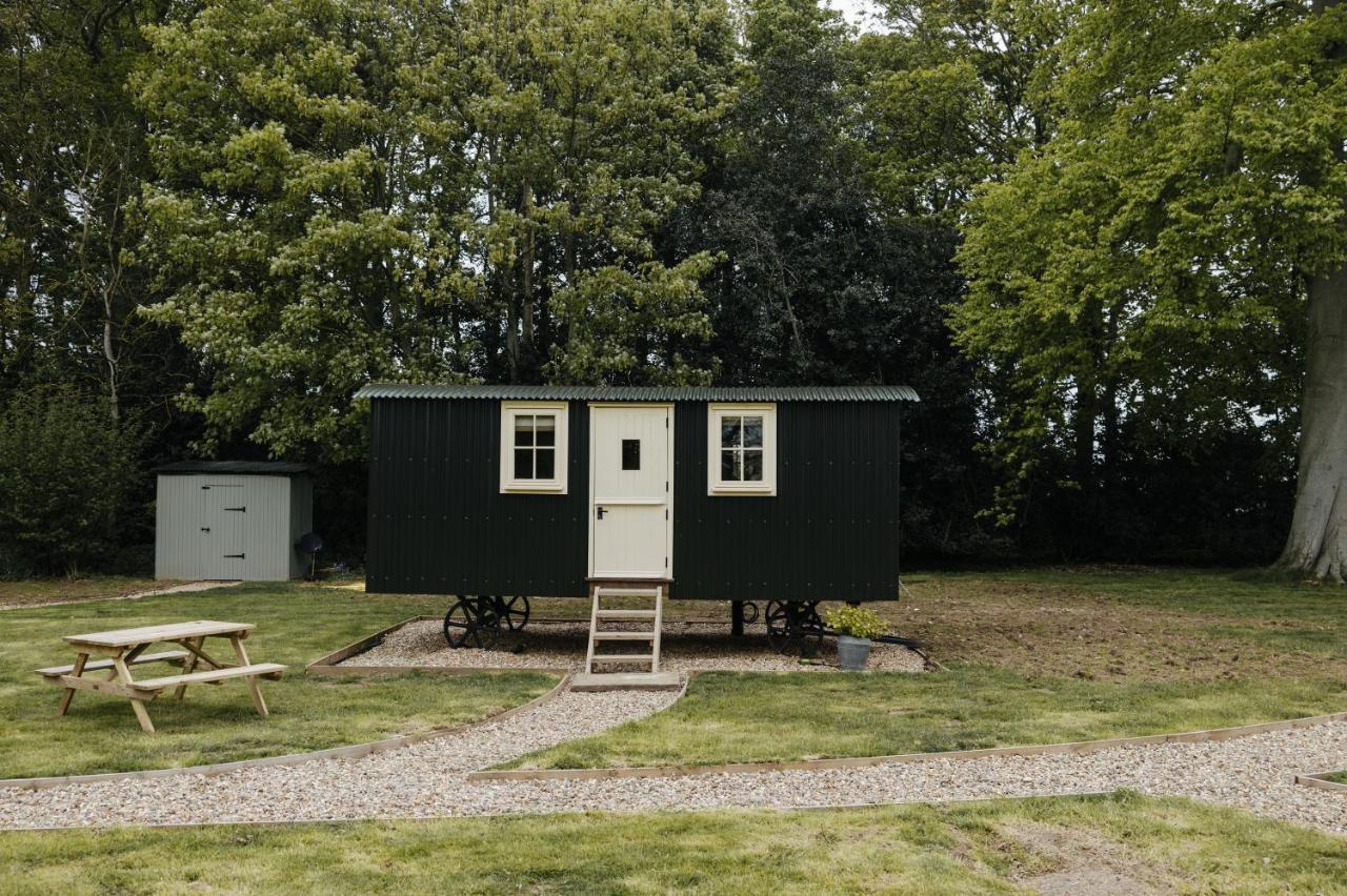 The Shepherds Huts & The Well Lodge At Ormesby Manor Ormesby Saint Michael Exterior foto