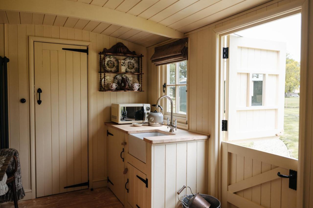 The Shepherds Huts & The Well Lodge At Ormesby Manor Ormesby Saint Michael Exterior foto